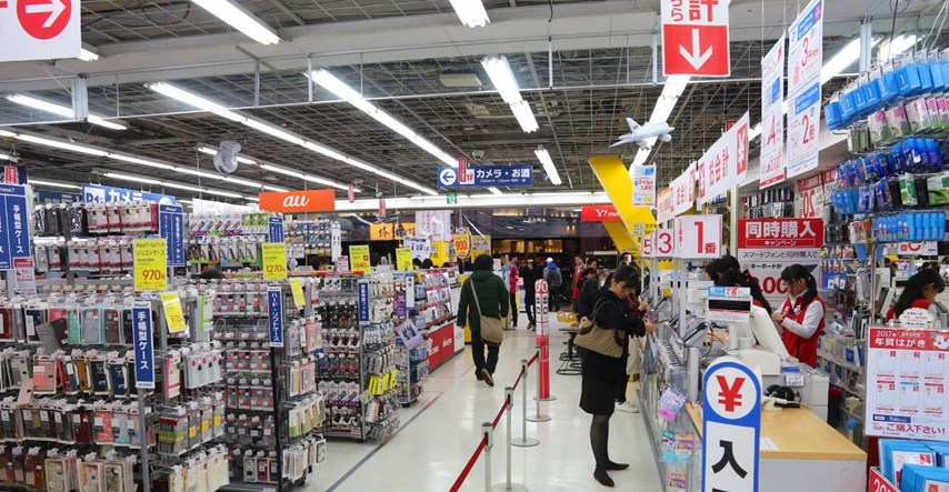 Blagajnik u Tokiju zapamtio podatke s kartica 1300 kupaca, krao im novac